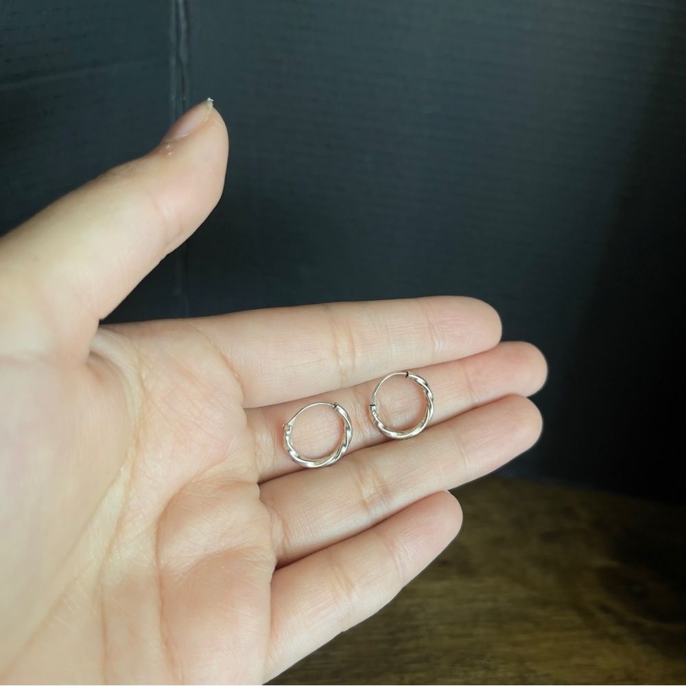 Sterling silver 9 mm knotted 925 Huggie hoop braided earrings - Picture 3 of 6